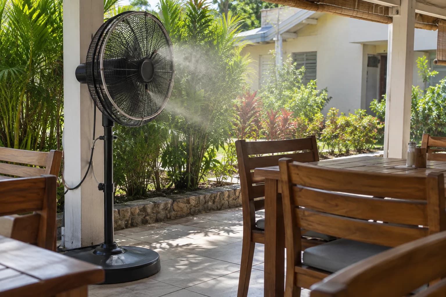 Ventilateurs avec brumisation pour terrasses et espaces ouverts