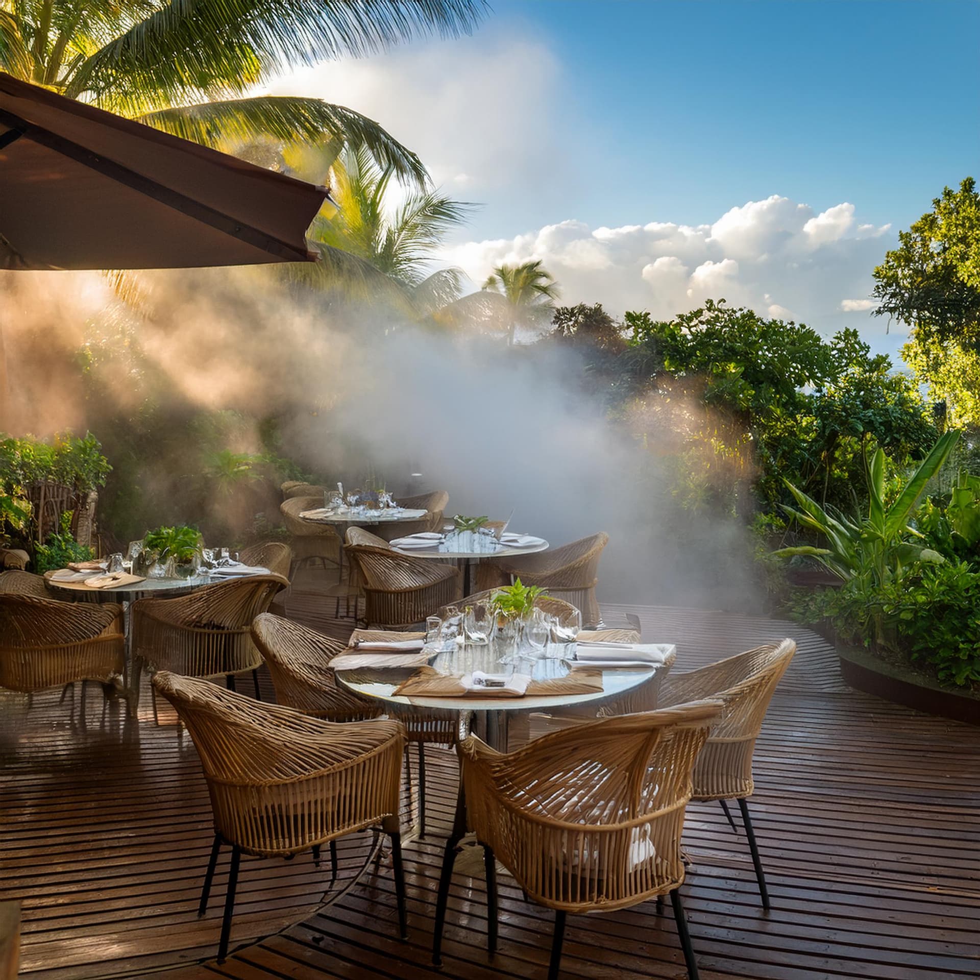 Terrasse de restaurant rafraîchie par la brumisation Brume Caraïbes